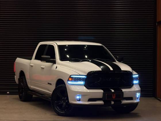 RAM CLASSIC 5.7 V8 GASOLINA LARAMIE NIGHT EDITION CD 4X4 AUTOMÁTICO