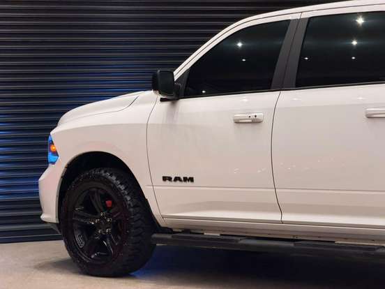 RAM-CLASSIC-5.7 V8 GASOLINA LARAMIE NIGHT EDITION CD 4X4 AUTOMÁTICO RAM-CLASSIC-2023