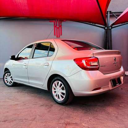 RENAULT-LOGAN-2015