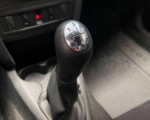 RENAULT-LOGAN-2021