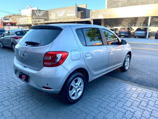 RENAULT-LOGAN-2015