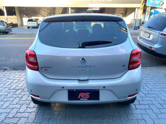 RENAULT-LOGAN-2015