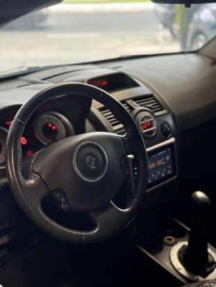 RENAULT-MEGANE-2010