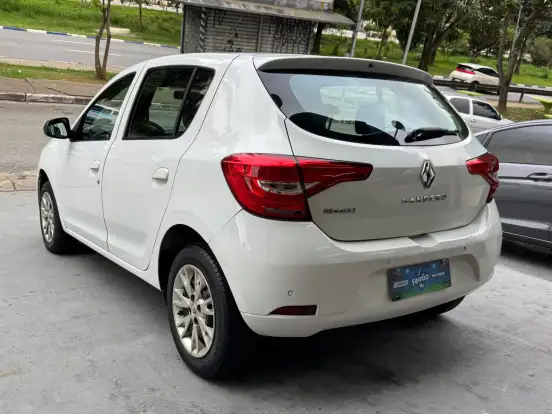 RENAULT-SANDERO-2020
