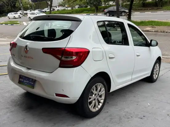 RENAULT-SANDERO-2020