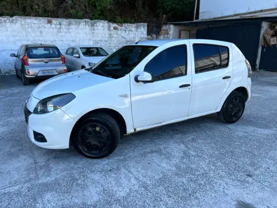 RENAULT-SANDERO-2014