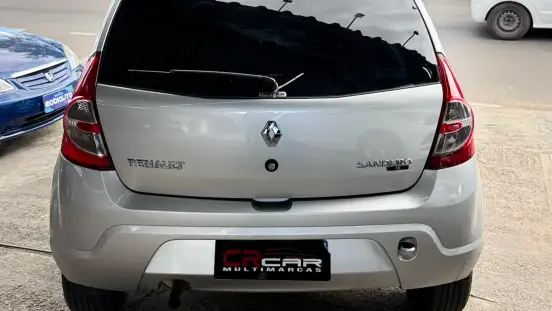 RENAULT-SANDERO-2011