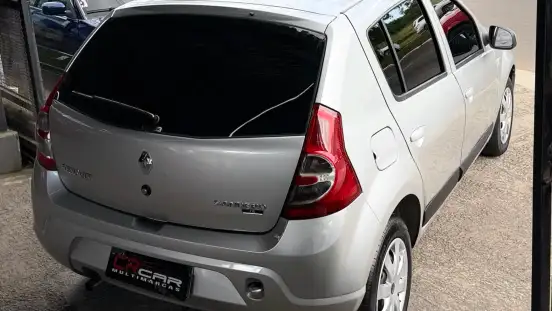 RENAULT-SANDERO-2011