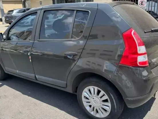 RENAULT-SANDERO-2012