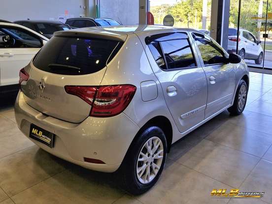 RENAULT-SANDERO-2020