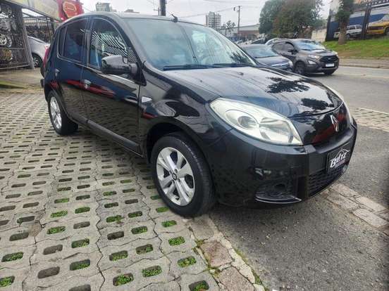 RENAULT-SANDERO-2012