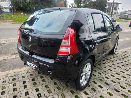 RENAULT-SANDERO-2012