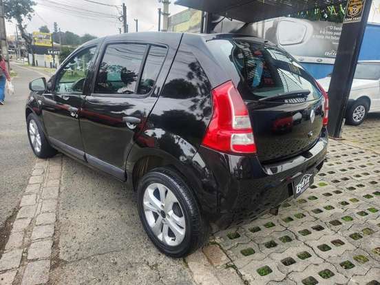 RENAULT-SANDERO-2012