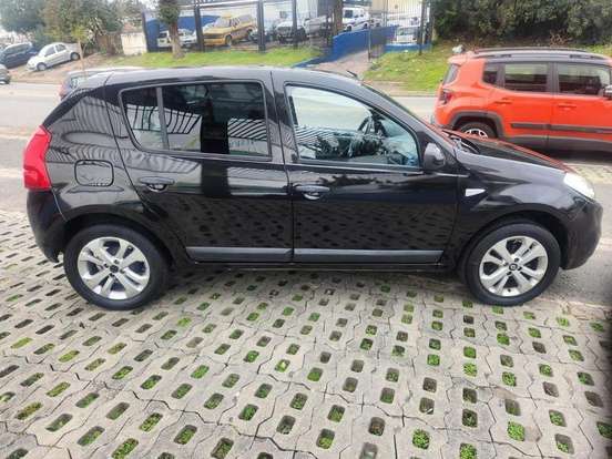 RENAULT-SANDERO-2012