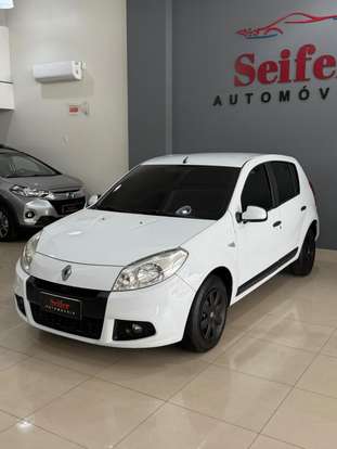 RENAULT-SANDERO-2013