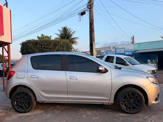 RENAULT-SANDERO-2015