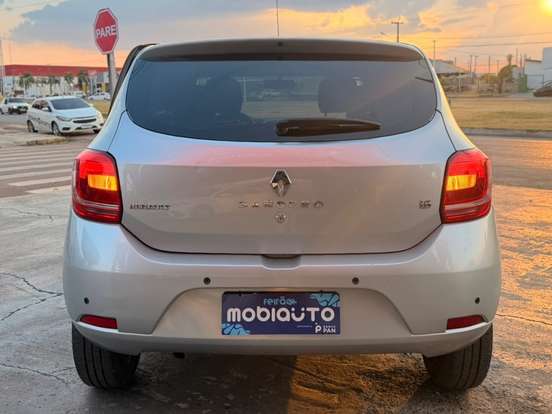 RENAULT-SANDERO-2015