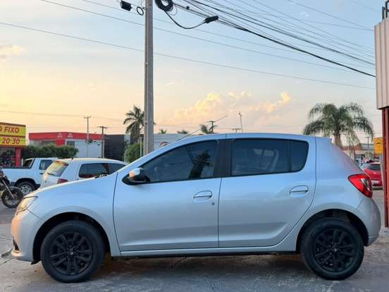 RENAULT-SANDERO-2015
