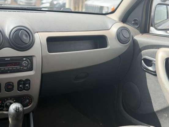 RENAULT-SANDERO-2010