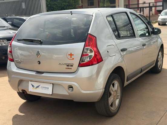 RENAULT-SANDERO-2010