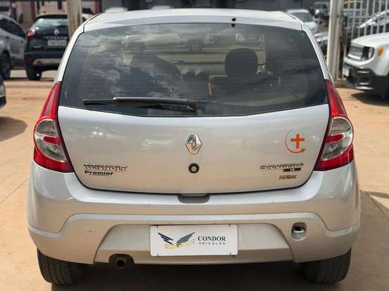 RENAULT-SANDERO-2010