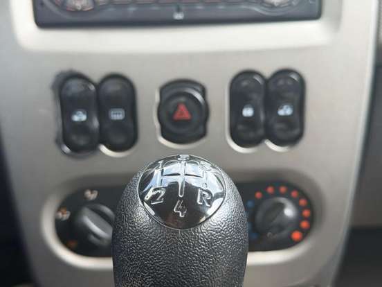 RENAULT-SANDERO-2010