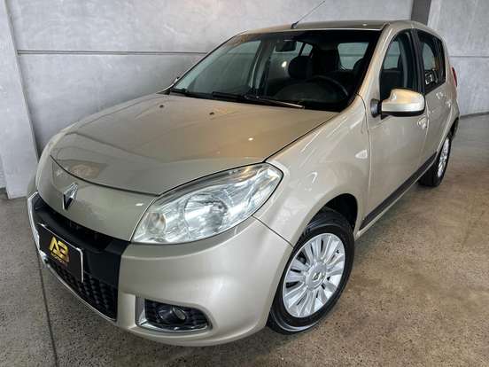 RENAULT-SANDERO-2012