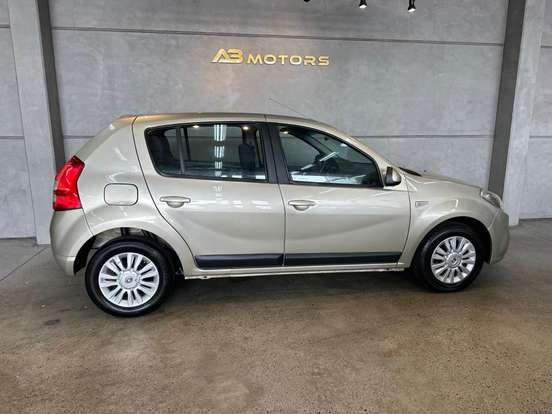 RENAULT-SANDERO-2012