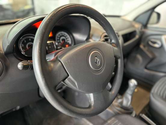 RENAULT-SANDERO-2012