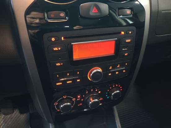 RENAULT-SANDERO-2012