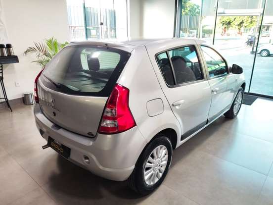 RENAULT-SANDERO-2012