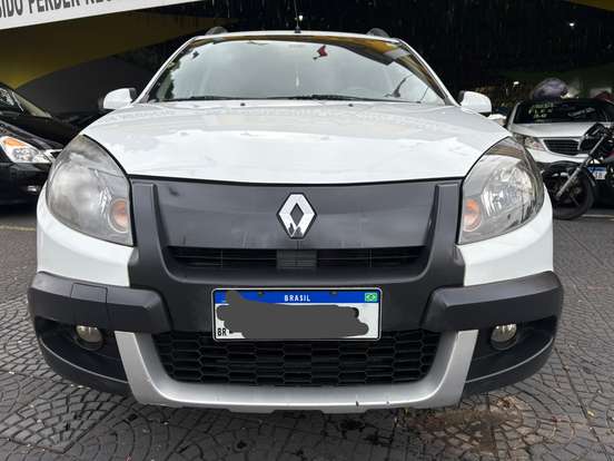RENAULT-SANDERO-2013
