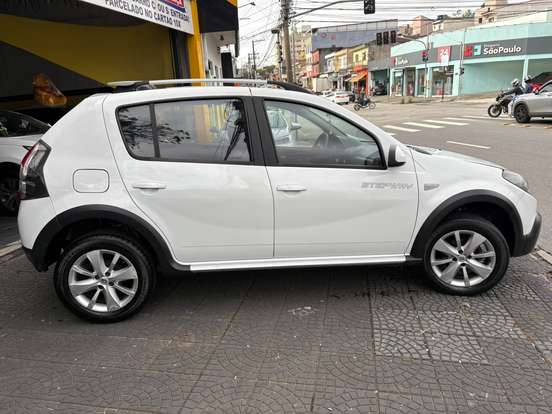 RENAULT-SANDERO-2013