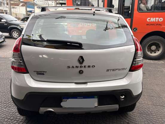 RENAULT-SANDERO-2013