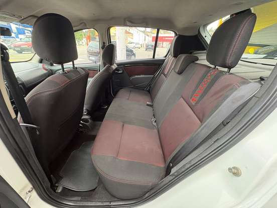 RENAULT-SANDERO-2013