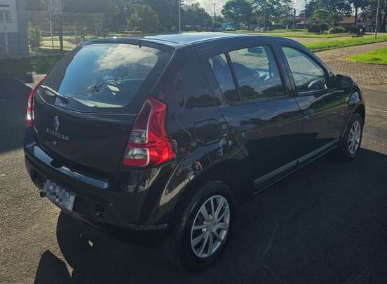 RENAULT-SANDERO-2011