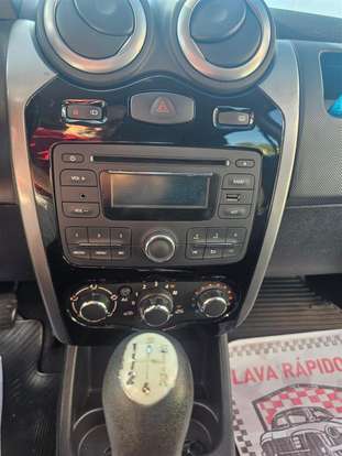 RENAULT-SANDERO-2011