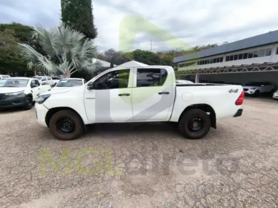 TOYOTA-HILUX-2021