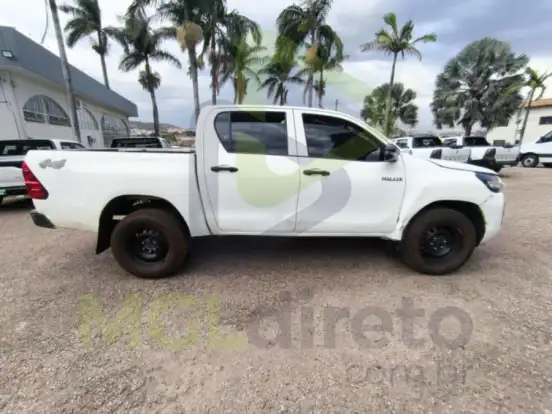 TOYOTA-HILUX-2021