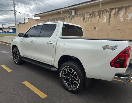 TOYOTA-HILUX-2022