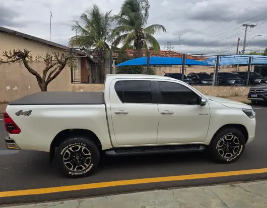 TOYOTA-HILUX-2022