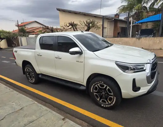 TOYOTA-HILUX-2022