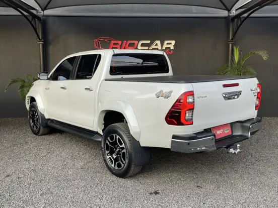TOYOTA-HILUX-2.8 D-4D TURBO DIESEL CD SRX 4X4 AUTOMÁTICO TOYOTA-HILUX-2024