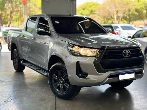 TOYOTA HILUX 2.8 D-4D TURBO DIESEL CD SR 4X4 AUTOMÁTICO