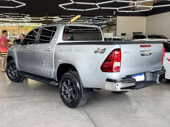 TOYOTA-HILUX-2024