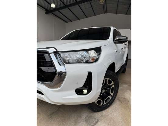 TOYOTA-HILUX-2023