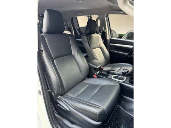 TOYOTA-HILUX-2023