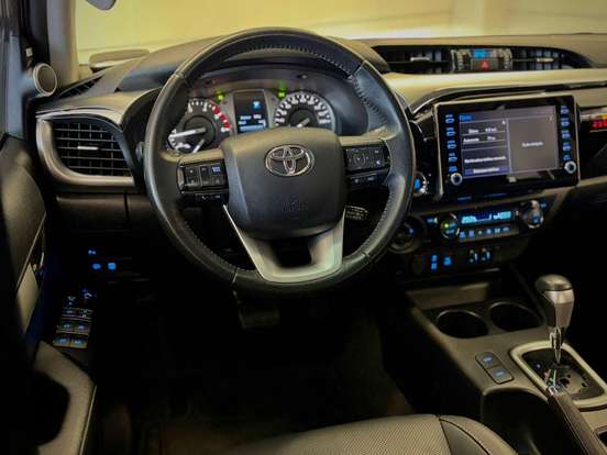 TOYOTA-HILUX-2.8 D-4D TURBO DIESEL CD SRX 4X4 AUTOMÁTICO TOYOTA-HILUX-2023