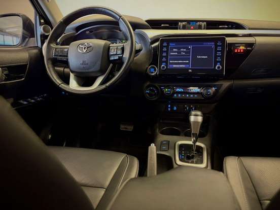 TOYOTA-HILUX-2023