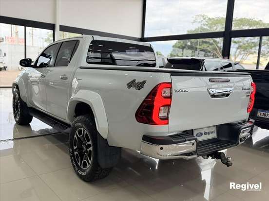 TOYOTA-HILUX-2.8 D-4D TURBO DIESEL CD SRX 4X4 AUTOMÁTICO TOYOTA-HILUX-2024